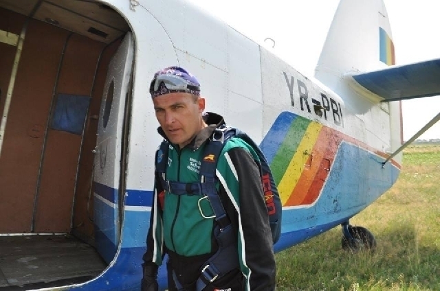 wenn-einem-flugel-wachsen-rumaenischer-fallschirmspringer-bricht-rekorde