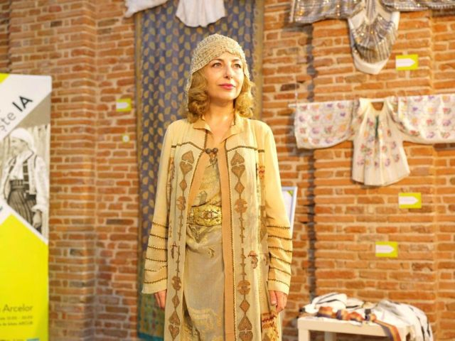 2022年6月20日：印度纱丽相遇罗马尼亚传统女性衬衫“伊耶”的展览