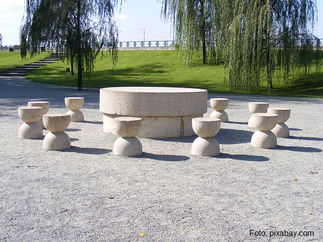 mirrors-of-brancusi-bukarester-bauernmuseum-ehrt-den-beruhmten-bildhauer-mit-sonderausstellung