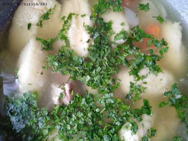 supa-cu-galustila-soupe-de-poulet-aux-boulettes-de-semoule-