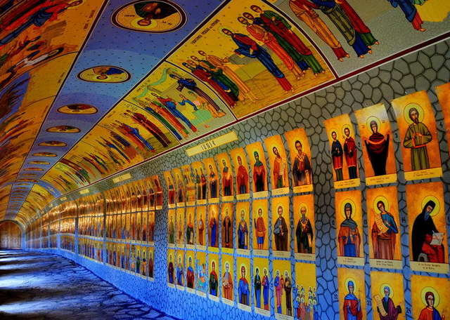 Тунель 365 святих на курорті Стража