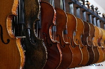 hora: rumänische musikinstrumenten-fabrik wird 70