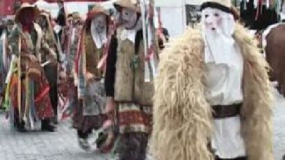 Les masques traditionnels et les rituels hivernaux
