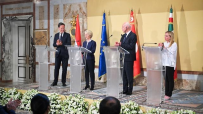Tunisia şi UE semnează un acord pentru limitarea fluxului de migranţi