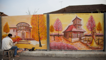 Streetart trifft Studiokunst: Kunstlehrer verschönert Brücke mit Gemäldetafeln