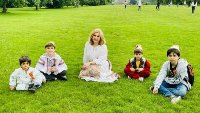 Ambasadoarea României în Marea Britanie le citeşte copiilor