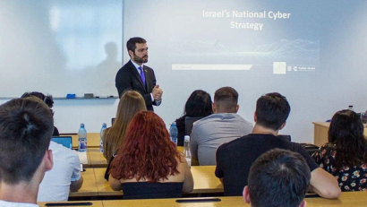 סגן שגריר ישראל ברומניה, בדיאלוג עם הסטודנטים