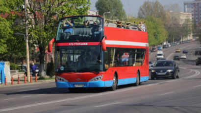 Autobuzele etajate de la malul mării