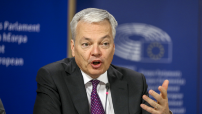 Comisia Europeană reformează vânzarea de servicii financiare la distanţă