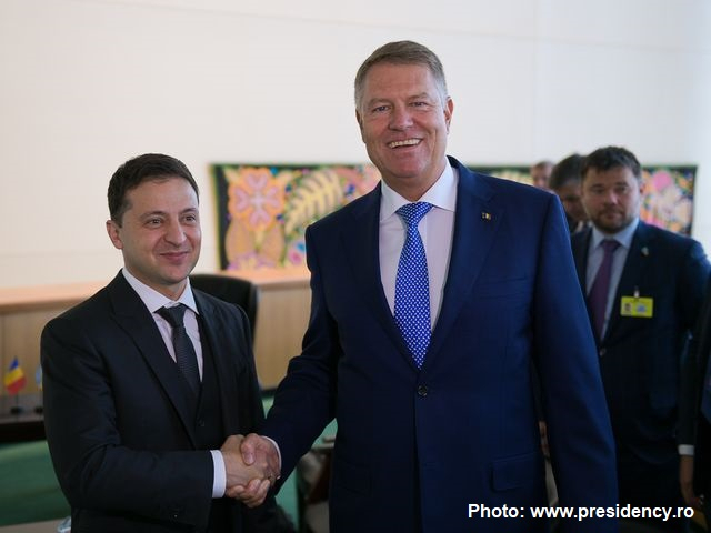 Президент Румунії провів телефонну розмову з Президентом України