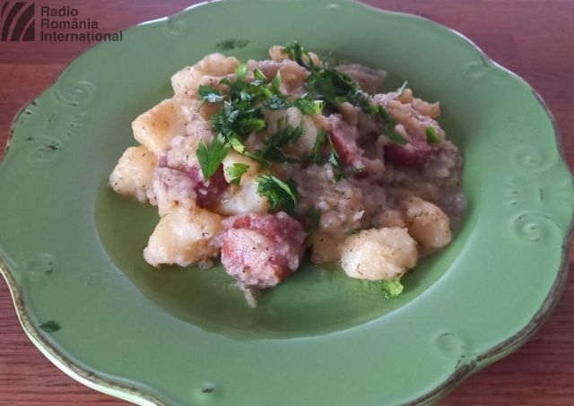 Le ragout de pommes de terre aux saucisses