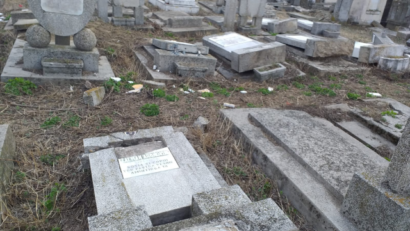 שלושה קטינים חשודים בחילול בית העלמין היהודי בחושי
