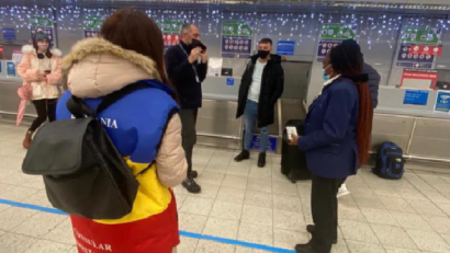 Cetăţeni români afectaţi de restricţii, repatriaţi din Marea Britanie cu zboruri charter