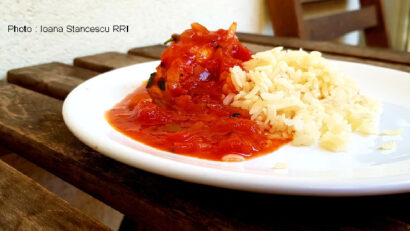 Roulés de poulet farcis de mozzarella et leur petite sauce tomate