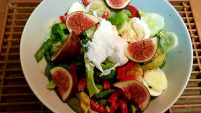 La salade composée aux légumes de saison, aux figues et à l’œuf poché