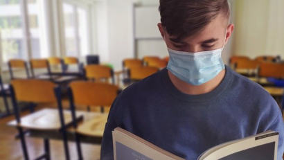Trei din 4 elevi, prezenţă fizică la şcoală