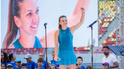 Simona Halep gets ovations in Bucharest