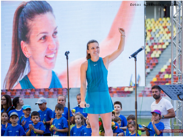 Simona Halep gets ovations in Bucharest