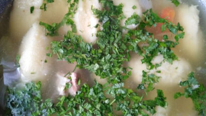 Supa cu galusti/La soupe de poulet aux boulettes de semoule.
