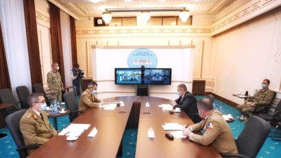 Videoconferinţă a ministrului Apărării cu militarii din teatrele de operaţii şi misiuni externe