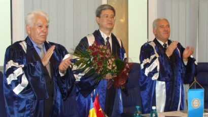 2012年5月19日：中国教授收到罗马尼亚大学的荣誉博士学位（一）