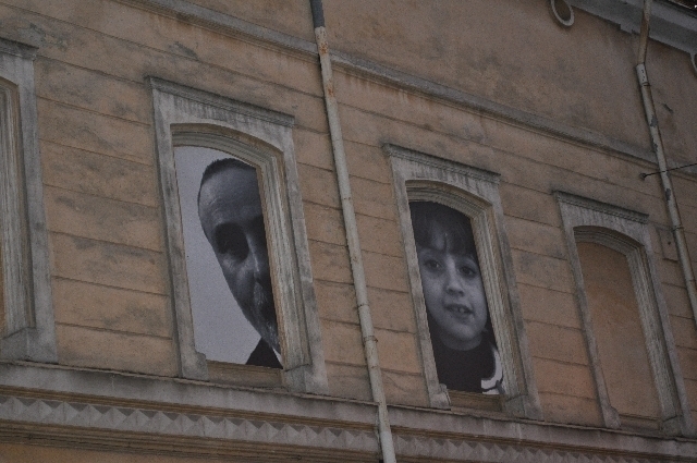 Dans la rue Verona, un sortilège de stands