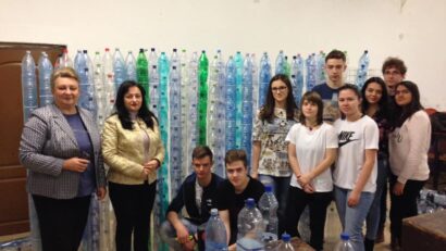 Recycling-Labyrinth: Schüler errichten Irrgarten aus Plastikflaschen