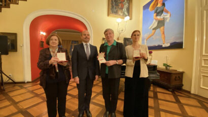 Onorificenze a tre italianiste romene