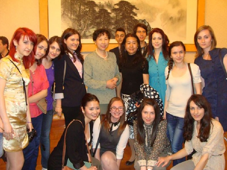 2012年4月28日：在中国大使馆举办罗马尼亚汉学家年度集合活动