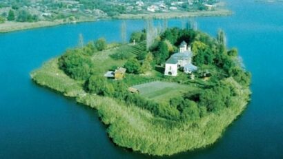 2013年8月6日：布加勒斯特郊区的斯纳戈夫湖和周围地区