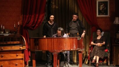 Premiere im Bukarester Nationaltheater: „Gott bekleidet sich im Altklamottenladen“