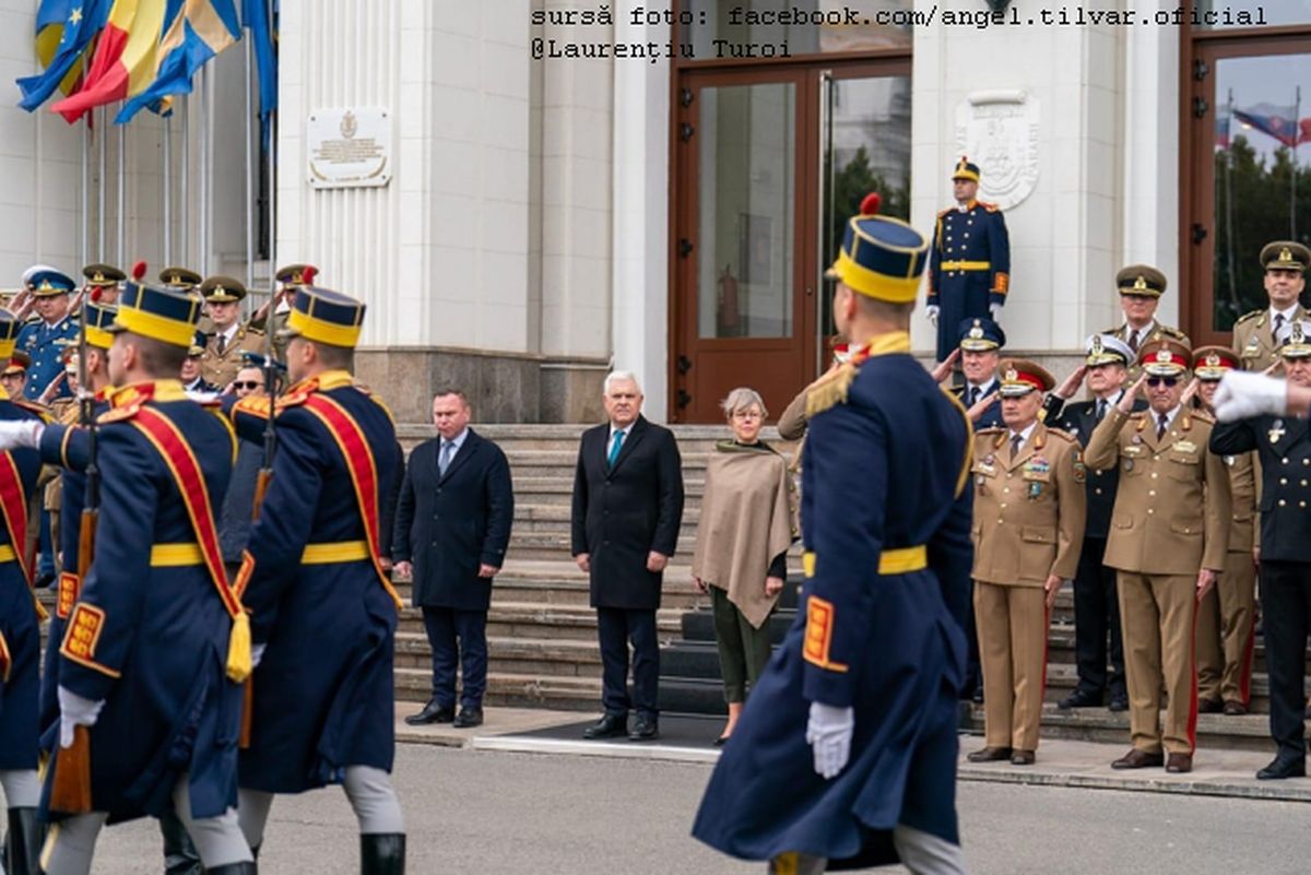 Military ceremony of raising the flags of Sweden, Romania and NATO at the Defense Ministry headquarters (Photo:facebook.com/angel.tilvar.oficial@Laurențiu Turoi)