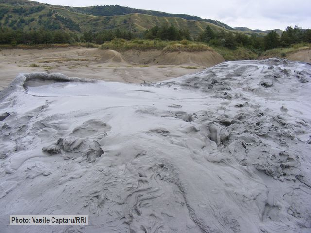 Грязевые вулканы в уезде Бузэу / Foto: RRI