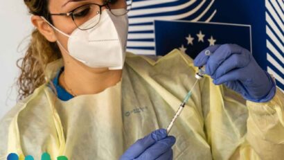 A_nurse_with_a_vaccine_©_European_Union_2020_EC