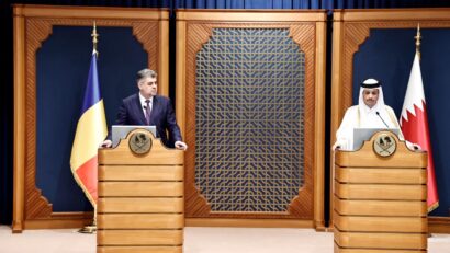 Il premier Marcel Ciolacu, e il suo omologo, lo sceicco Mohammed bin Abdulrahman bin Jassim Al Thani (foto: gov.ro)