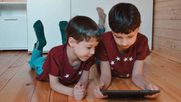 La miscelánea: El impacto de las redes sociales en los niños y adolescentes rumanos