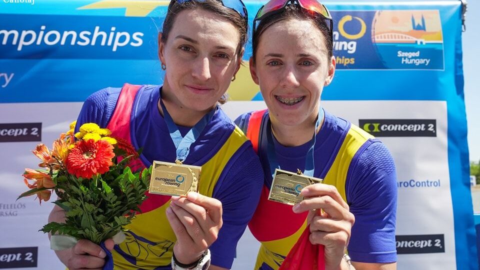 Canotoarele Ioana Vrînceanu şi Roxana Anghel (sursa foto: Facebook / Federatia Romana De Canotaj)