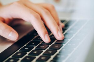 PIFM: Muncitorii străini depind de digitalizarea proceselor birocratice gestionate de autorităţi pentru a-și putea schimba angajatorul