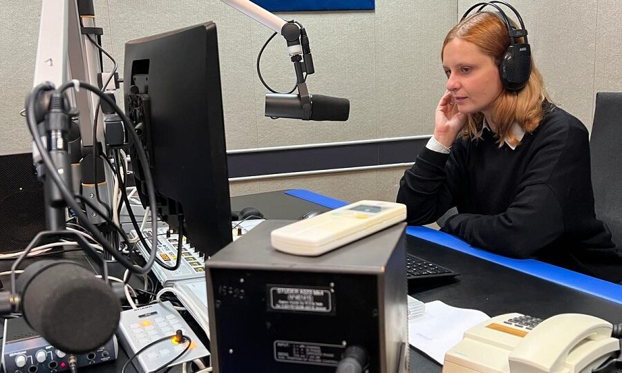 Nona Inescu, în Studioul 18 al Radio România Internaţional.