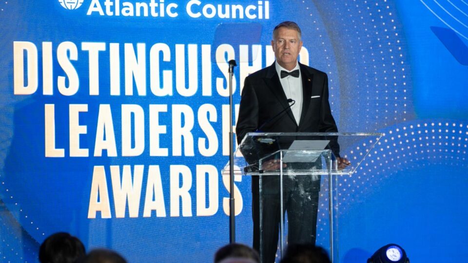Klaus Iohannis la ceremonia de decernare a Premiilor Atlantic Council Distinguished Leadership / Foto: presidency.ro