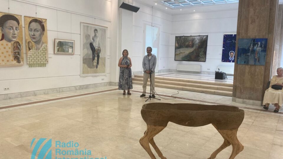 La prof.ssa Nicoleta Silvia Ioana e l'artista Lisandru Neamtzu, in apertura della mostra "Prospettive" (foto: Radio Romania Internazionale)