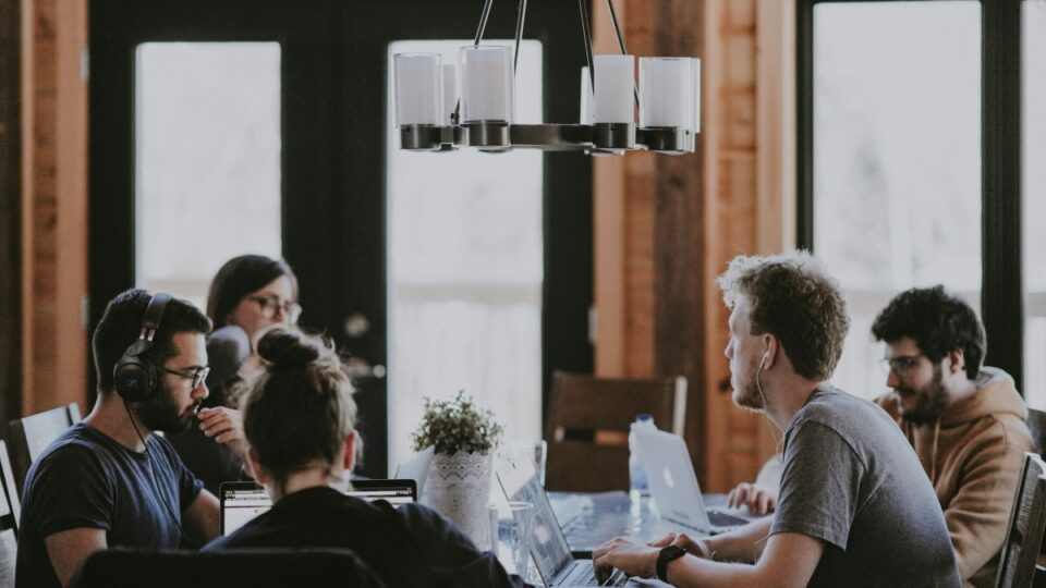tineri-munca-laptop-Annie-Spratt-unsplash-com.jpg Foto: Annie Spratt / unsplash.com