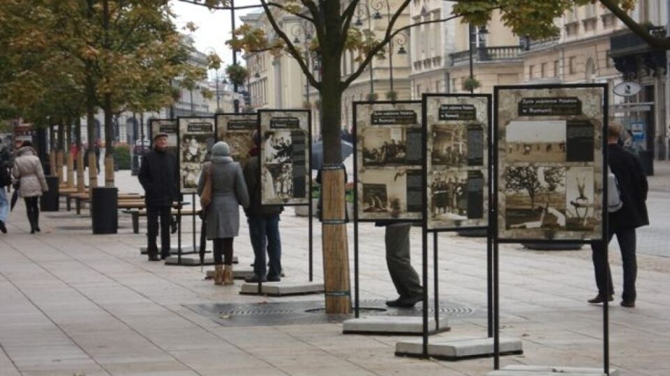 Expoziția „Geografia generozităţii. Viaţa de zi cu zi a polonezilor în refugiul românesc"(2009) / Sursa: ICR Varșovia