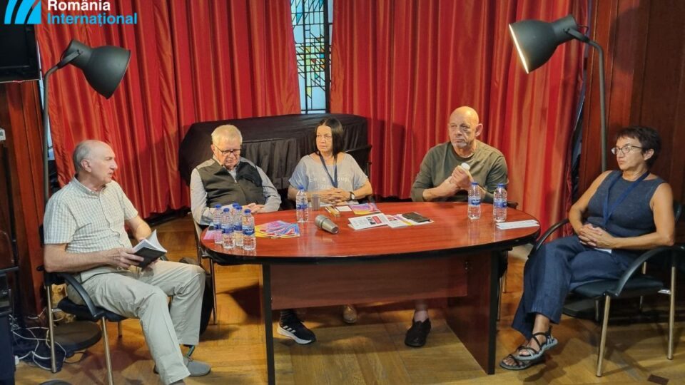 De izquierda a derecha: Ion Bogdan Lefter, Victor Ivanovici, Magda Cârneci, Călin-Andrei Mihăilescu y Carmen Guerrero (Reunión en la Biblioteca Metropolitana de Bucarest sobre el autor y traductor rumano Dan Arsenie)