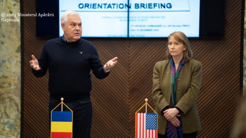Angel Tîlvăr, împreună cu ambasadoarea SUA la București,  Kathleen Kavalec, a vizitat marți, 10 decembrie, Baza 57 Aeriană „Căpitan Aviator Constantin Cantacuzino”