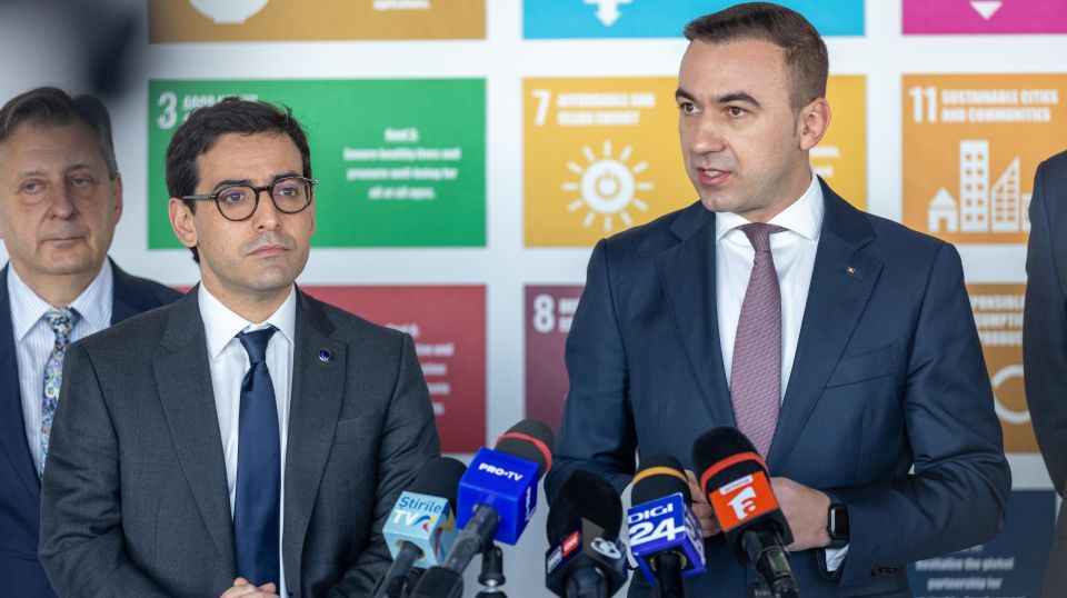 Vicepreşedintele executiv al Comisiei Europene, Stéphane Séjourné (stânga) şi ministrul Economiei, Bogdan Ivan (sursa foto: Ministrerul Economiei, Digitalizării, Antreprenoriatului și Turismului)