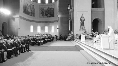 Papa Francisc a murit