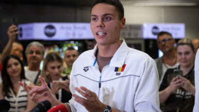 David Popovici la revenirea în țară de la Mondialele din Singapore / Foto: Agerpres