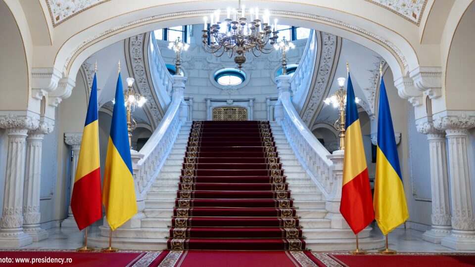 До дня незалежності України у президенському палаці Котрочень вивісиль прапори України