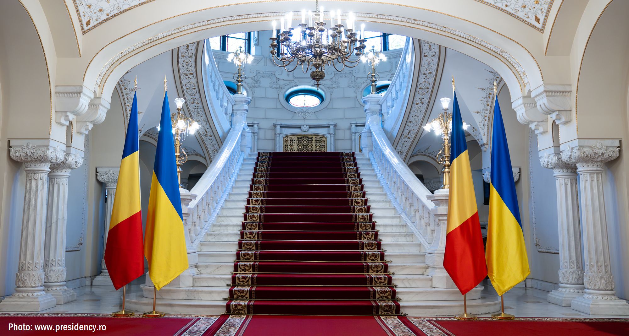 До дня незалежності України у президенському палаці Котрочень вивісиль прапори України